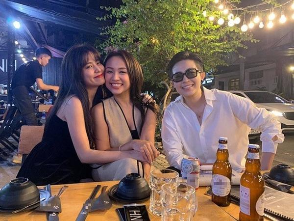 Chiều người yêu như Gil Lê, giờ còn làm điệu gắn móng tay đôi với Hoàng Thùy Linh-6