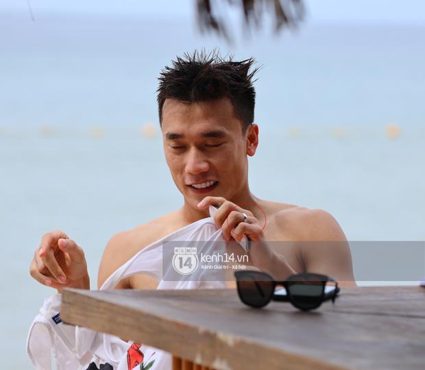 Bùi Tiến Dũng đeo nhẫn đôi với mẫu Tây 2k trong đám cưới Công Phượng-3