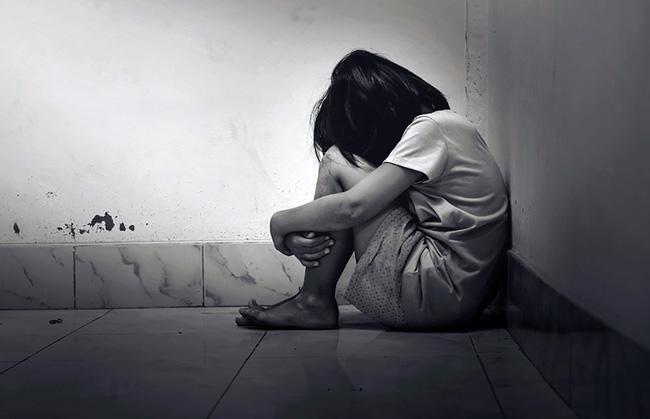 Bé gái 13 tuổi bị 170 người lạm dụng tình dục, danh tính kẻ môi giới mới kinh sợ-1