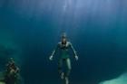 Người đàn ông lặn tự do xuống độ sâu 80 m