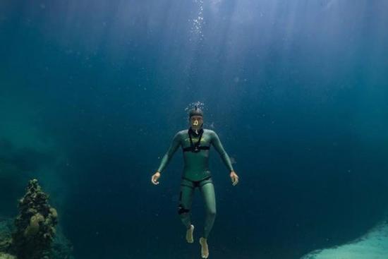 Người đàn ông lặn tự do xuống độ sâu 80 m