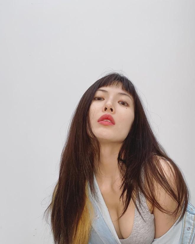 Hyuna gây sốc khi diện độc nội y chụp ảnh góc hiểm hóc, lộ body gầy trơ xương-4