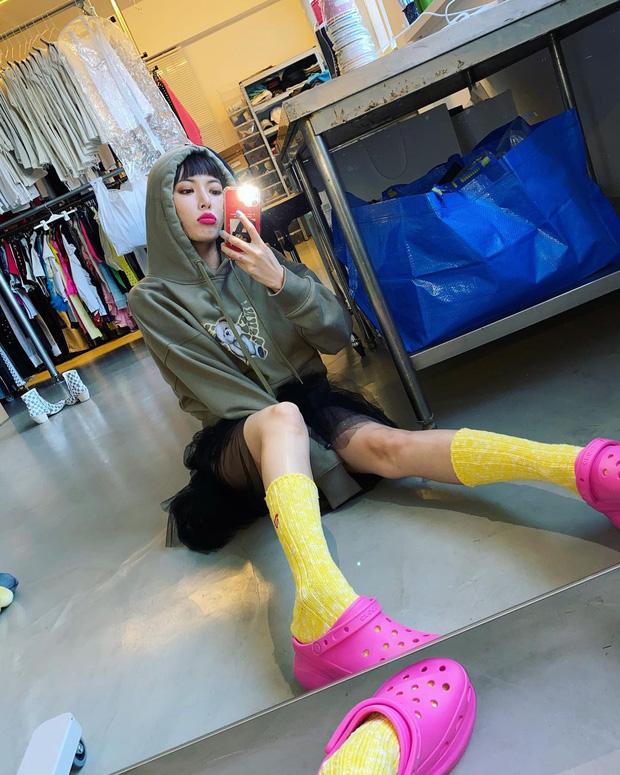 Hyuna gây sốc khi diện độc nội y chụp ảnh góc hiểm hóc, lộ body gầy trơ xương-8