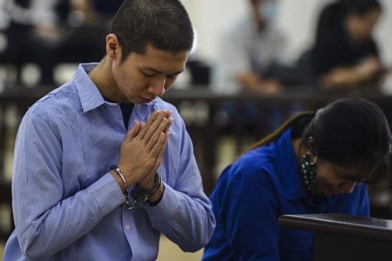 Bé gái 3 tuổi bị bạo hành tử vong: Mẹ già sốc khi HĐXX tuyên con gái chung thân