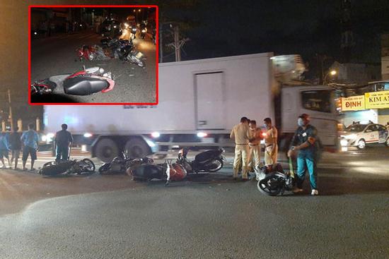 Xe 7 chỗ tông hàng chục xe máy, người bị thương nằm la liệt ở TP.HCM