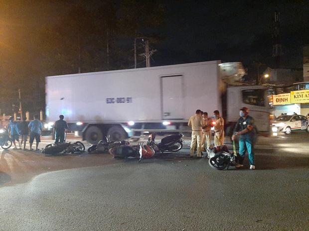 Xe 7 chỗ tông hàng chục xe máy, người bị thương nằm la liệt ở TP.HCM-8