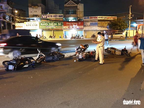 Xe 7 chỗ tông hàng chục xe máy, người bị thương nằm la liệt ở TP.HCM-6