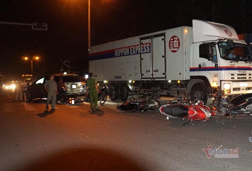 Xe 7 chỗ tông hàng chục xe máy, người bị thương nằm la liệt ở TP.HCM-3