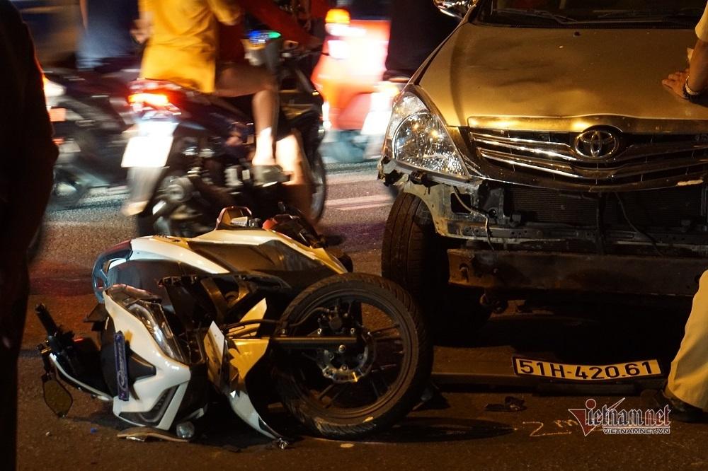 Xe 7 chỗ tông hàng chục xe máy, người bị thương nằm la liệt ở TP.HCM-7