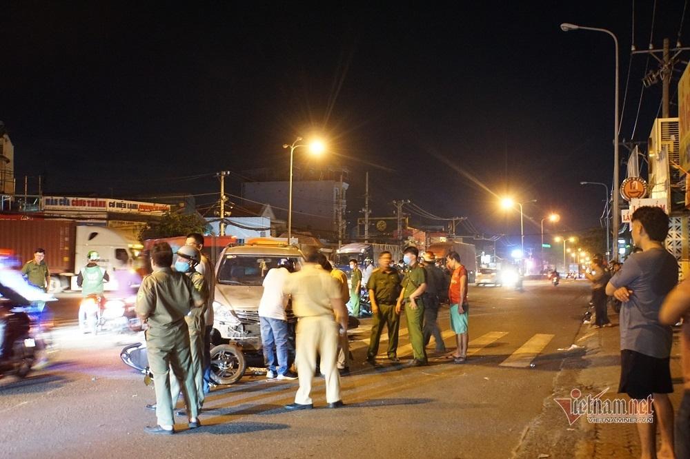 Xe 7 chỗ tông hàng chục xe máy, người bị thương nằm la liệt ở TP.HCM-5