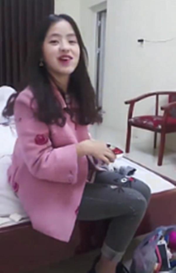 Ngoại hình đổi khác của bé gái bán lê ở Hà Giang nổi tiếng khắp MXH 2 năm trước-3