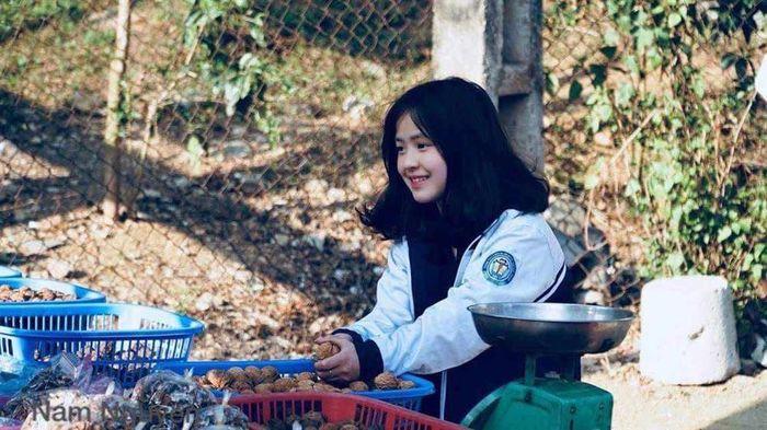 Giật mình diện mạo cô bé bán lê ở Hà Giang sau 5 năm nổi tiếng-1