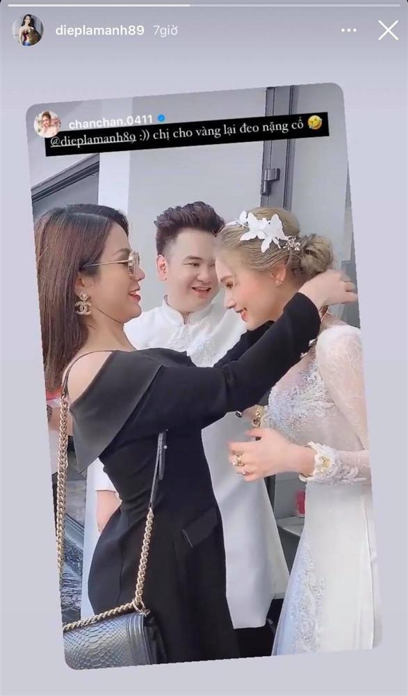 Khoảnh khắc Diệp Lâm Anh đeo kiềng vàng cưới cho Xoài Non gây sốt-3