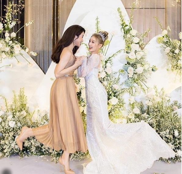 Khoảnh khắc Diệp Lâm Anh đeo kiềng vàng cưới cho Xoài Non gây sốt-9