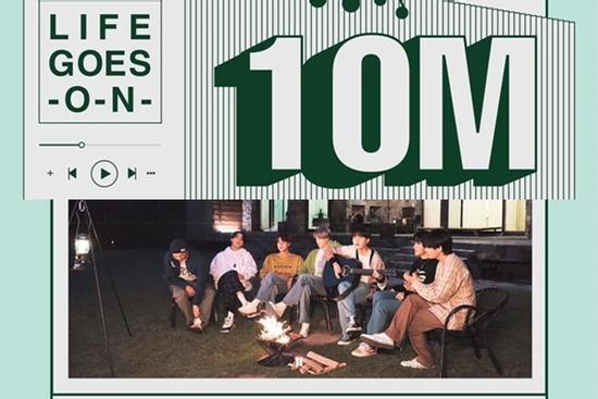 'Life Goes On' đối đầu trực diện 'Dynamite' cực gắt ngay lần đầu chạm trán