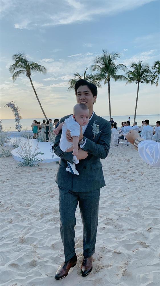 Xuất hiện hotkid ở đám cưới Công Phượng, loạt cầu thủ nổi tiếng tranh nhau bế bồng-2
