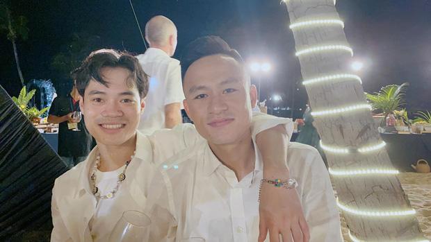 Xuất hiện hotkid ở đám cưới Công Phượng, loạt cầu thủ nổi tiếng tranh nhau bế bồng-7