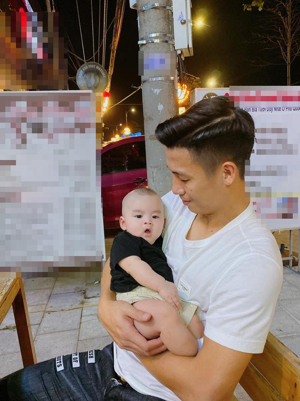 Xuất hiện hotkid ở đám cưới Công Phượng, loạt cầu thủ nổi tiếng tranh nhau bế bồng-4