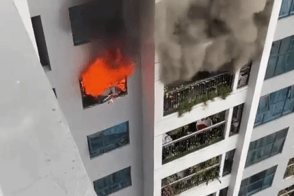 Clip: Cháy chung cư Goldmark City, tầng 29 bị lửa thiêu rụi
