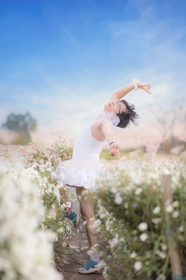 Chàng trai diện váy trắng tạo dáng uyển chuyển bên cúc họa mi: Nghệ thuật là nên liều một chút-1