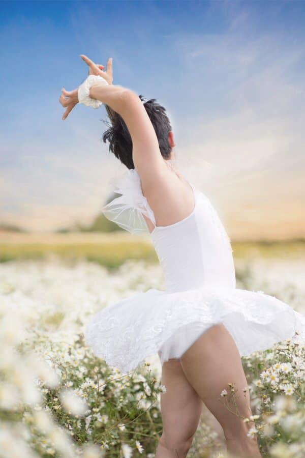 Chàng trai diện váy trắng tạo dáng uyển chuyển bên cúc họa mi: Nghệ thuật là nên liều một chút-3