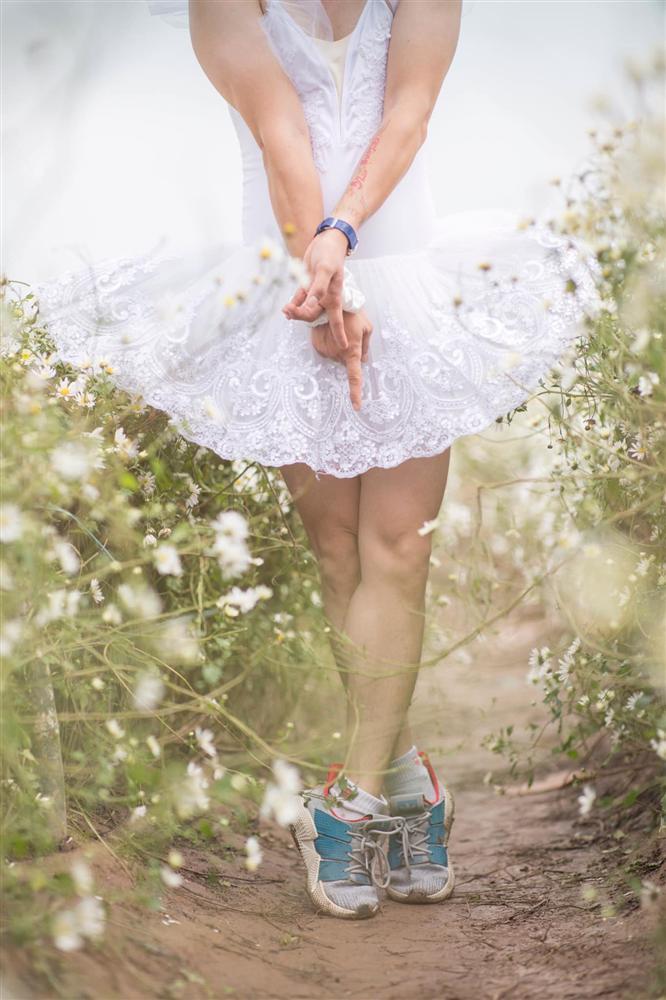 Chàng trai diện váy trắng tạo dáng uyển chuyển bên cúc họa mi: Nghệ thuật là nên liều một chút-4