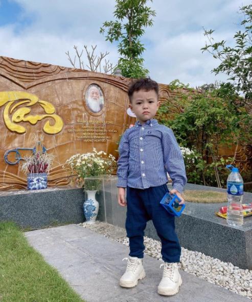 Ca nương Kiều Anh đưa con trai về thăm cụ ngoại - cố nhà giáo Văn Như Cương-1