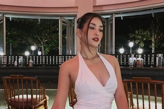 Tiểu Vy hở bạo khoe ngực đầy trước khi trao vương miện