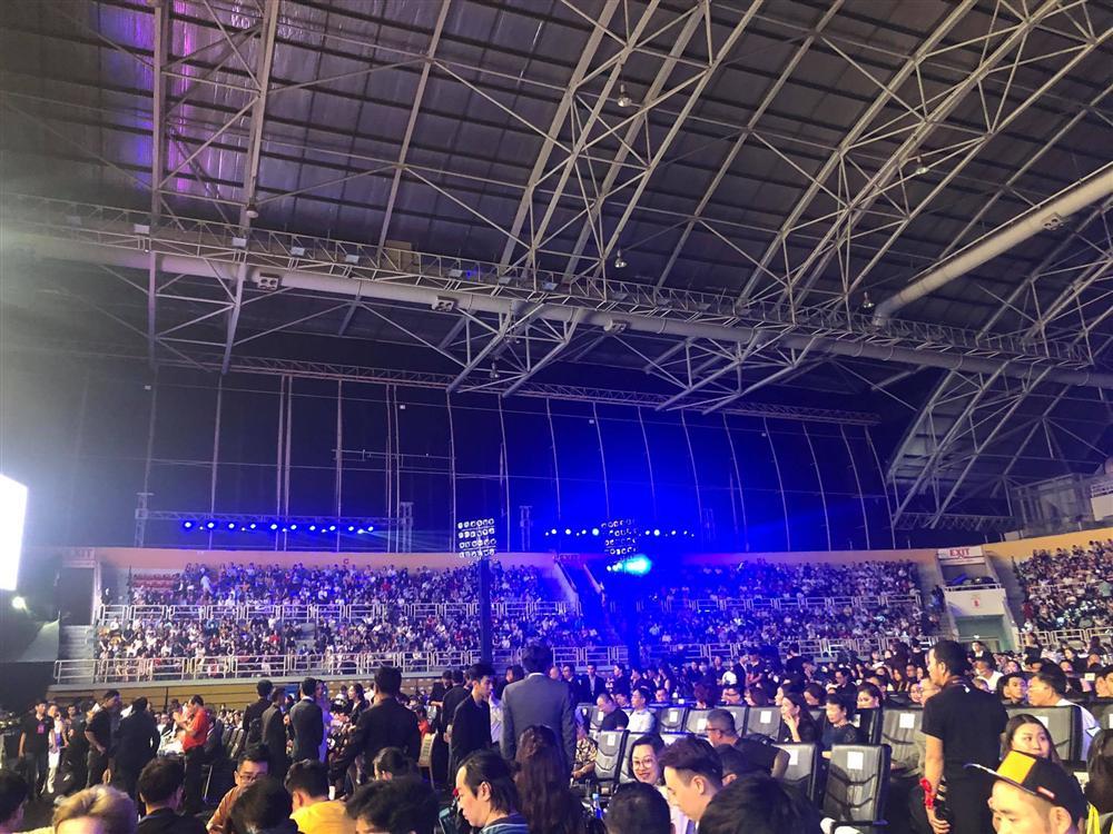 Hé lộ sân khấu trước giờ khai màn-1