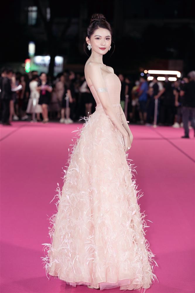 Tiểu Vy hở bạo sáng nhất thảm đỏ chung kết Hoa hậu Việt Nam 2020-8