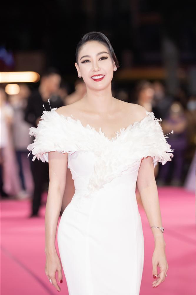 Tiểu Vy hở bạo sáng nhất thảm đỏ chung kết Hoa hậu Việt Nam 2020-11