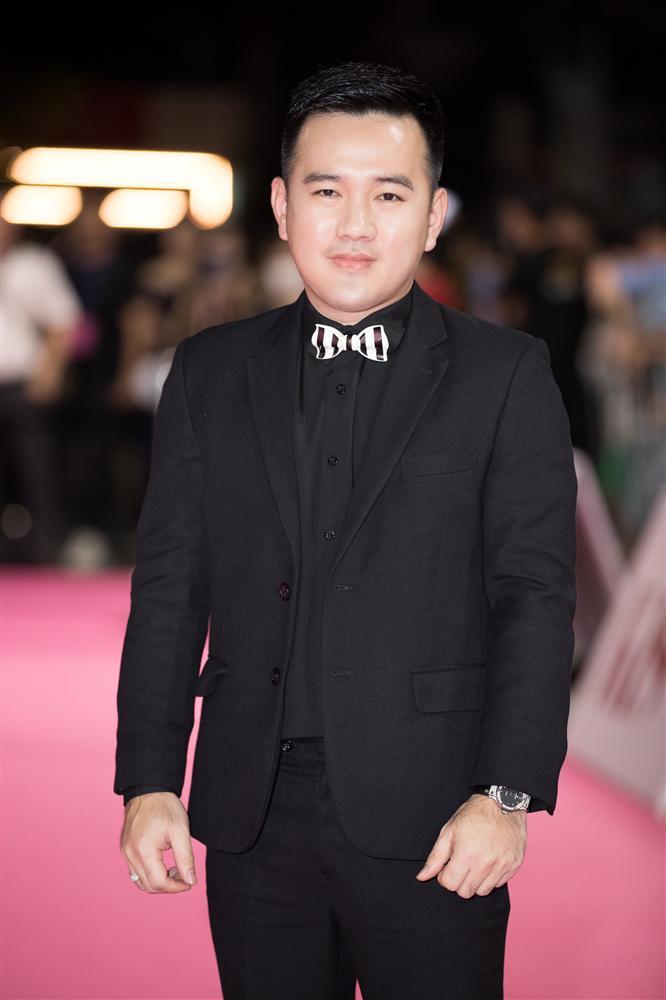 Tiểu Vy hở bạo sáng nhất thảm đỏ chung kết Hoa hậu Việt Nam 2020-12