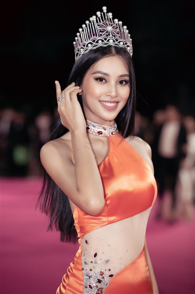 Tiểu Vy hở bạo sáng nhất thảm đỏ chung kết Hoa hậu Việt Nam 2020-2