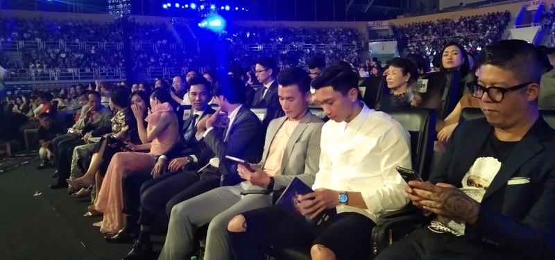 Lên hình vài giây, Tiến Dũng - Văn Hậu giật hết spotlight Chung kết Hoa hậu Việt Nam-3