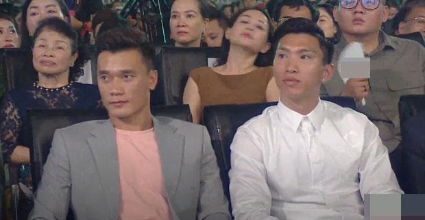 Lên hình vài giây, Tiến Dũng - Văn Hậu giật hết spotlight Chung kết Hoa hậu Việt Nam-2