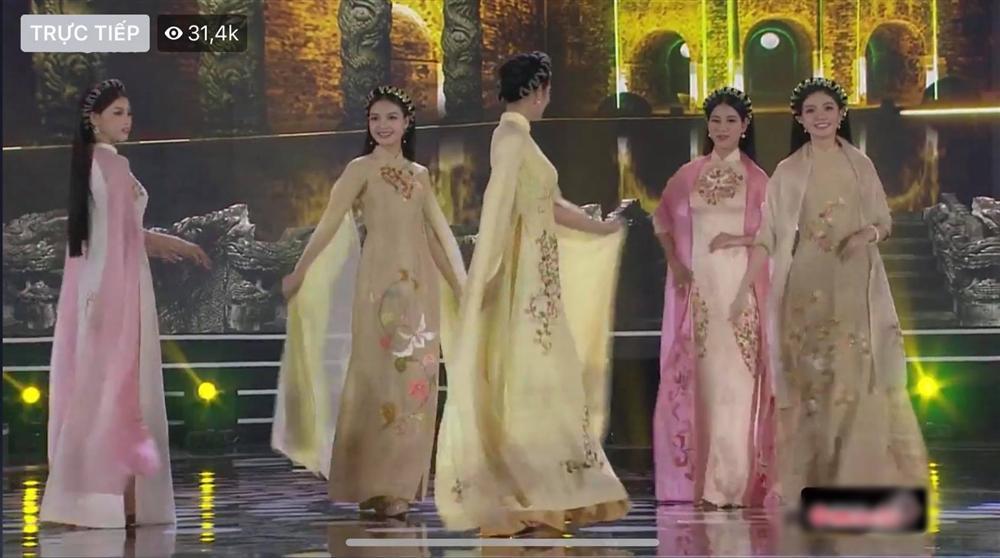 Mẹ hai con Đặng Thu Thảo catwalk so kè cùng đàn em ở chung kết Hoa Hậu Việt Nam-1