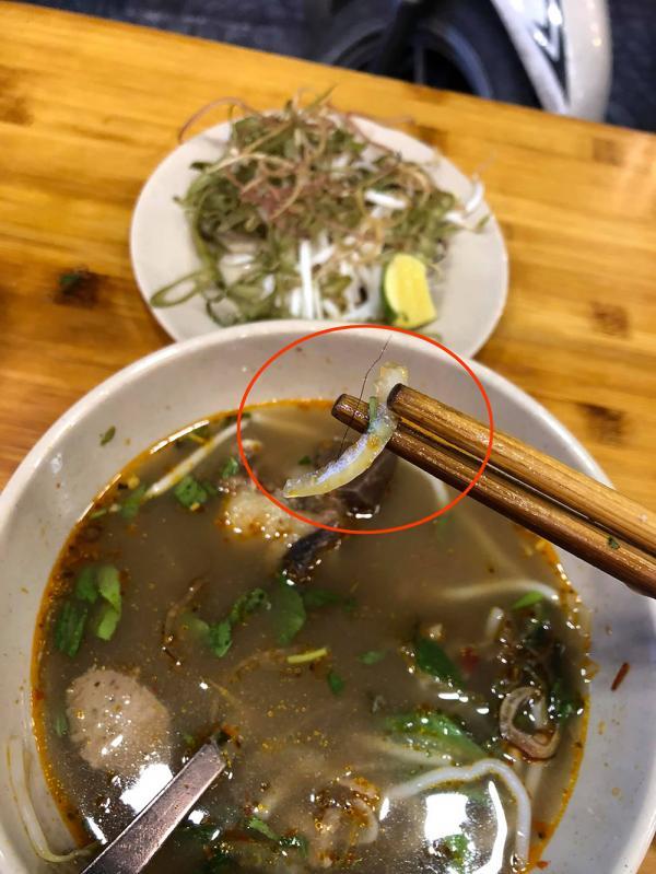 Đáng sợ hơn cả thảm họa nấu nướng chính là đang ăn ngon lành lại phát hiện vài vật thể lạ-3