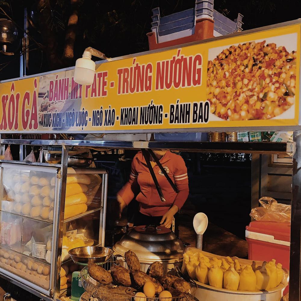 Món ngô xào tép có gì hấp dẫn mà khiến chàng trai phải chạy theo xe đồ ăn mua bằng được-1