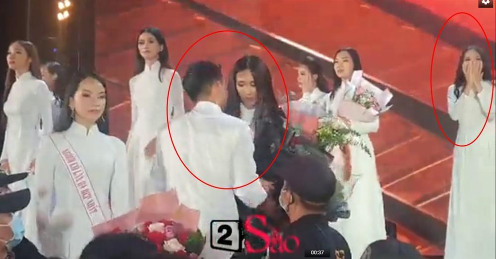 Biểu cảm gây chú ý của Người đẹp thời trang khi Đoàn Văn Hậu ôm Doãn Hải My-4