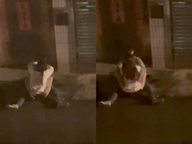 Đôi bạn trẻ ngồi trên vỉa hè, vừa hôn ngấu nghiến vừa sờ soạng khiến người nhìn nhức mắt-1