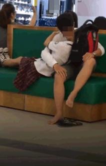 Đỏ mặt đôi trẻ hôn nhau ngấu nghiến trước cửa cây ATM-6