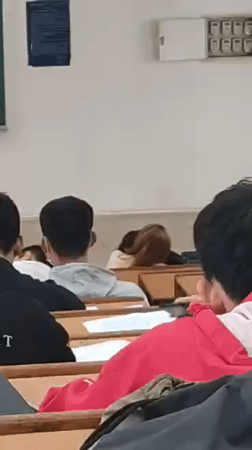 Đỏ mặt đôi trẻ hôn nhau ngấu nghiến trước cửa cây ATM-4