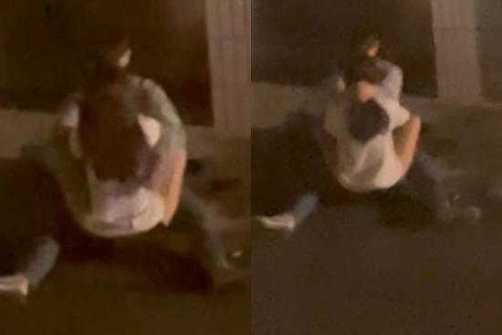 Đôi bạn trẻ ngồi trên vỉa hè, vừa hôn ngấu nghiến vừa sờ soạng khiến người nhìn nhức mắt