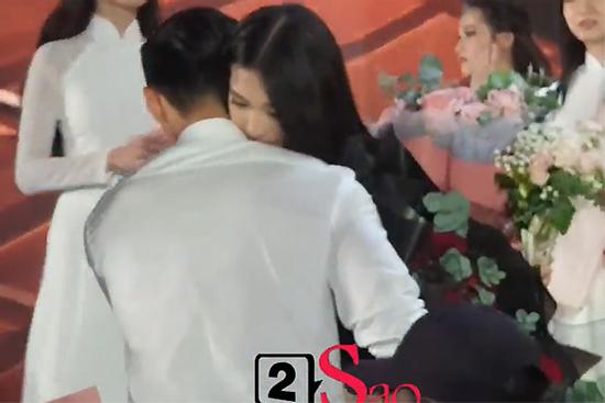 Đoàn Văn Hậu ôm chầm Doãn Hải My khi bạn gái out top Hoa hậu Việt Nam 2020