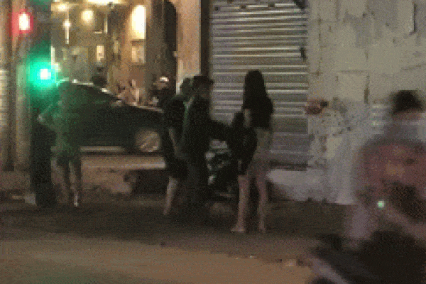 Clip: Bắt gặp vợ đi cùng người đàn ông khác, chồng lập tức đuổi theo chặn đầu, đập vỡ iPad rồi kéo về-1