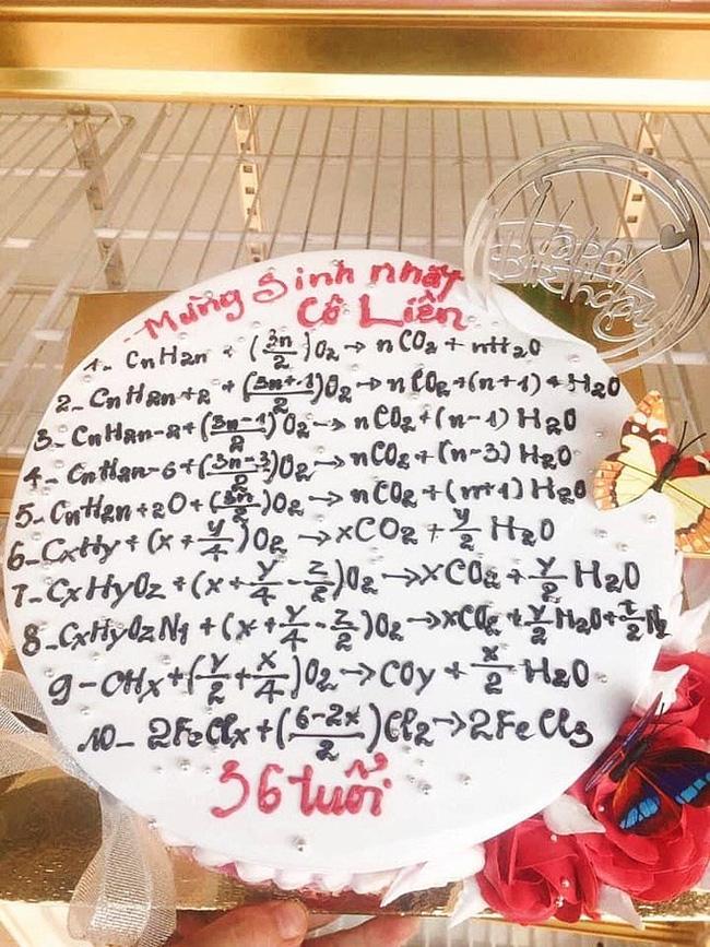 Những chiếc bánh mừng 20/11 vừa nhìn qua đã muốn trầm cảm, thầy cô trông thấy cũng giật mình-5