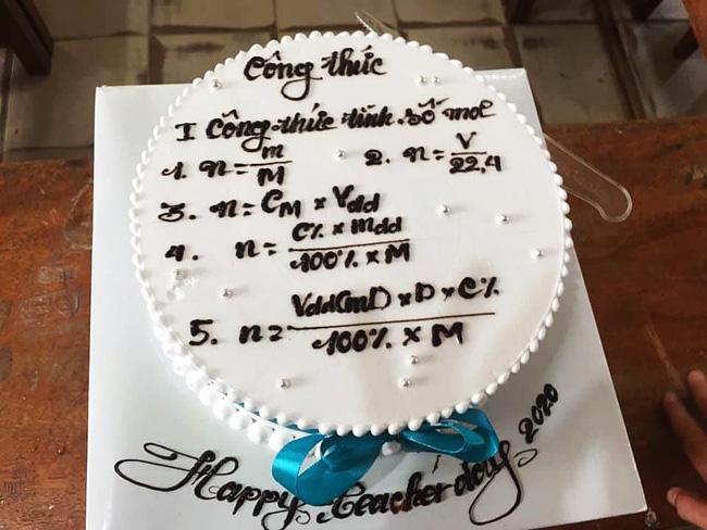 Những chiếc bánh mừng 20/11 vừa nhìn qua đã muốn trầm cảm, thầy cô trông thấy cũng giật mình-6