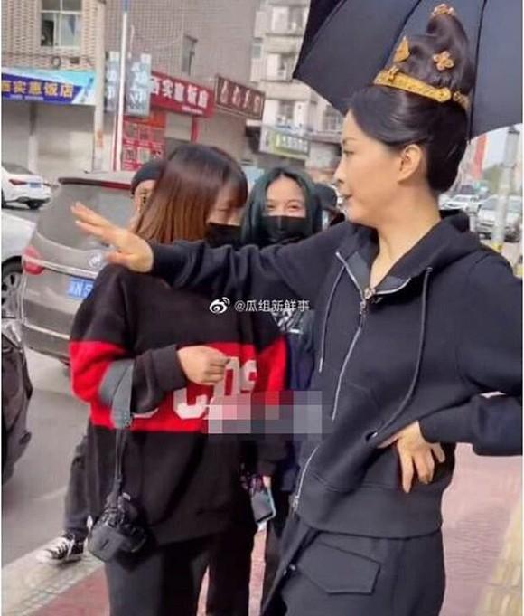 Kinh ngạc nhan sắc của Tình Nhi cách cách Vương Diễm tuổi 46, trông như a hoàn trên phim trường-1