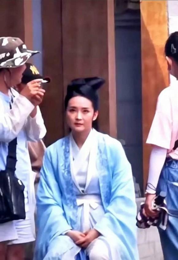 Kinh ngạc nhan sắc của Tình Nhi cách cách Vương Diễm tuổi 46, trông như a hoàn trên phim trường-3