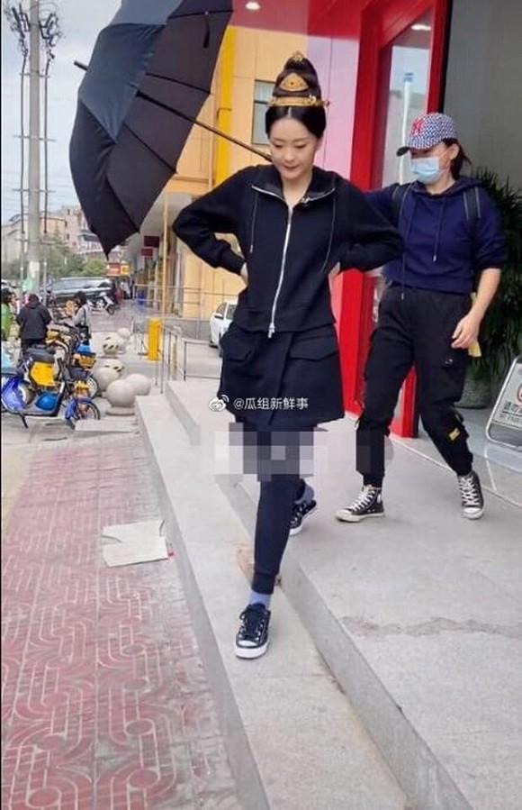 Kinh ngạc nhan sắc của Tình Nhi cách cách Vương Diễm tuổi 46, trông như a hoàn trên phim trường-2